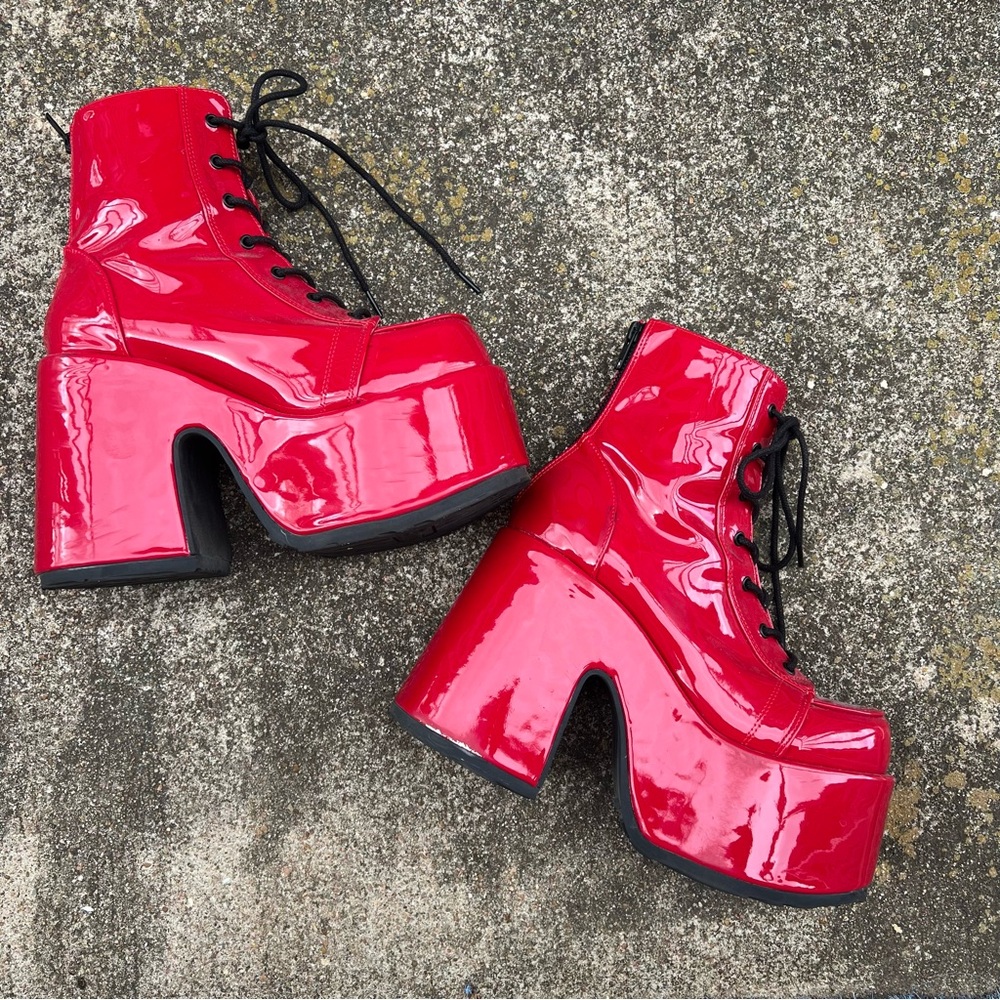 Demonia Camel-203 - Red Patent / 10